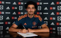 Manchester United ký hợp đồng mới với tuyển thủ ĐT Iraq