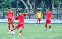U19 Việt Nam rèn bài tấn công trong buổi tập thứ hai tại Indonesia