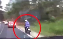 Xe máy ôm cua trượt ngã trước đầu ô tô