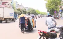 Nắng nóng, người lao động nghèo càng vất vả mưu sinh