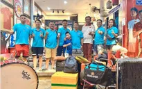 CĐV sang Uzbekistan tiếp tế lương thực cho U23 Việt Nam