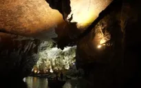 Những người chèo thuyền ở động Phong Nha trả lại tài sản cho du khách