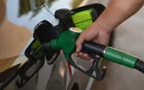 Châu Âu “ghìm cương” giá xăng dầu