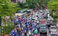 Hà Nội: Mưa tầm tã đúng giờ đi làm khiến nhiều tuyến phố bị ùn tắc