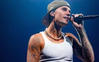 Justin Bieber hoãn show vì ốm nặng