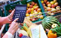 "Thượng đế" cũng khóc khi lạm phát lan tới mâm cơm gia đình