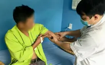 Người đàn ông tự kéo ra 2 con giun rồng từ các khối sưng nề trên cơ thể