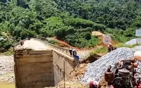 Cầu 28 tỷ đồng đứt gãy bất thường, người dân đành liều mình vượt sông