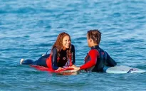 Hậu chia tay Gerard Pique, Shakira đi lướt ván với đàn ông lạ ở Tây Ban Nha