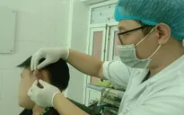 Áp xe vành tai do sở thích xỏ khuyên