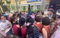 Hàng nghìn phụ huynh xếp hàng nộp hồ sơ nhập học cho con vào lớp 10 tại Hà Nội