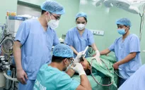Đi khám vì ho ra máu, khàn tiếng, bác sĩ tìm ra thủ phạm ký sinh trong đường thở bệnh nhi