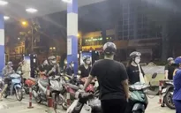 Xăng dầu giảm giá mạnh, xếp hàng chờ mua lúc nửa đêm