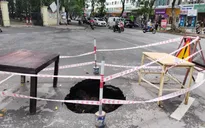 "Hố tử thần" rộng gần 1m xuất hiện giữa đường phố Hà Nội