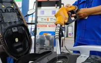 'Chuyện buồn' của xăng: Tăng giá do xăng, chưa giảm giá cũng... do xăng?