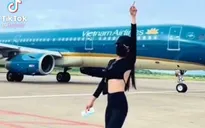 Xác minh clip nữ hành khách tạo dáng sát máy bay đang di chuyển để quay video