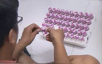 Thủ đoạn "lên đời" kính áp tròng giả xuất xứ Trung Quốc thành sản phẩm "Made in Korea"