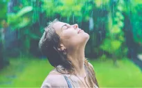 Tắm mưa có thực sự tốt cho sức khỏe?