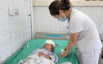 Ngã từ trên cao, bé 4 tuổi bị đinh sắt đâm xuyên xương sọ