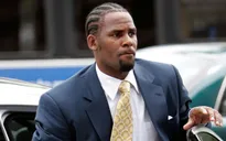 R. Kelly tiếp tục hầu tòa với 21 cáo buộc khiêu dâm trẻ em