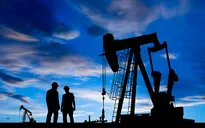 Giá dầu xuống dưới 100 USD/thùng