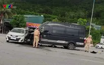 Sang đường, ô tô con bị xe khách tông kinh hoàng