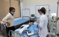 Bé gái 2 tuổi chấn thương sọ não nghi bị bảo mẫu bạo hành