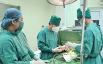 Báo động đỏ nội viện cứu sống bé 17 tháng tuổi có vết thương thấu bụng