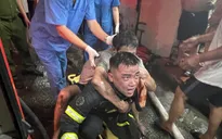 Hà Nội: Cứu thoát 4 người kẹt trong căn nhà cháy lúc rạng sáng