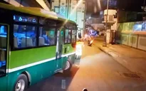Đi đường kiểu "ăn thua", xe bus gây cản trở, mất an toàn giao thông