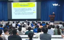 Giáo sư Nobel Vật lý 2016 giảng bài cho sinh viên Việt Nam