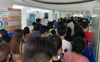 Người dân chen chúc xếp hàng chờ làm hộ chiếu tại TP Hồ Chí Minh