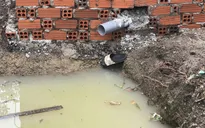 Ngã xuống hố nước sâu sau nhà, bé trai 7 tuổi bị đuối nước