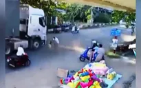 Bất ngờ chạy băng qua đường lớn, em bé thoát nạn trong gang tấc