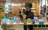 Người trẻ chật vật đương đầu với “bão giá”
