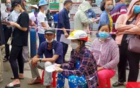 Bến Tre: Người dân xếp hàng dài chờ tiêm vaccine mũi 4