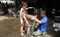 Thợ sửa xe "tái chế" xe đạp tặng trẻ em nghèo