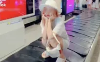Có thể cấm bay cô gái ngồi trên băng chuyền hành lý sân bay quay clip