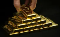 Đà tăng giá vàng có thể “mắc kẹt” giữa lãi suất tăng và đồng USD mạnh