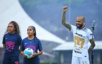 Dani Alves ra mắt đội bóng mới Pumas trong sự chào đón nồng nhiệt của CĐV