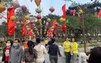 Khu vui chơi đông đúc cuối tuần, nhiều người bỏ thói quen đeo khẩu trang