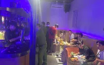 Công an Hà Nội đột kích 2 ổ 'bóng cười' núp bóng quán bar, quán bia