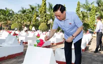 Chủ tịch Quốc hội dâng hương tưởng niệm các Anh hùng liệt sĩ tại Quảng Ngãi