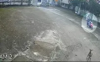 Lao xe máy vào sân nhà dân để bắt trộm chó