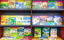 Phụ huynh loay hoay khi tìm mua sách giáo khoa từ 4 bộ khác nhau