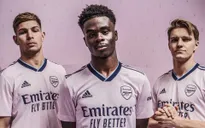 Arsenal ra mắt áo đấu màu hồng phấn