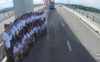 Nhóm người dàn hàng chụp ảnh trên cầu suýt bị ô tô tông trúng