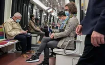 Pháp “khuyến khích” người dân sử dụng khẩu trang khi số ca COVID-19 mới tăng cao