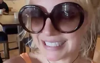 Britney Spears đến quán bar lần đầu tiên ở tuổi 40