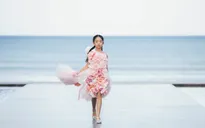 Con gái Xuân Lan tự tin làm vedette trên sàn catwalk